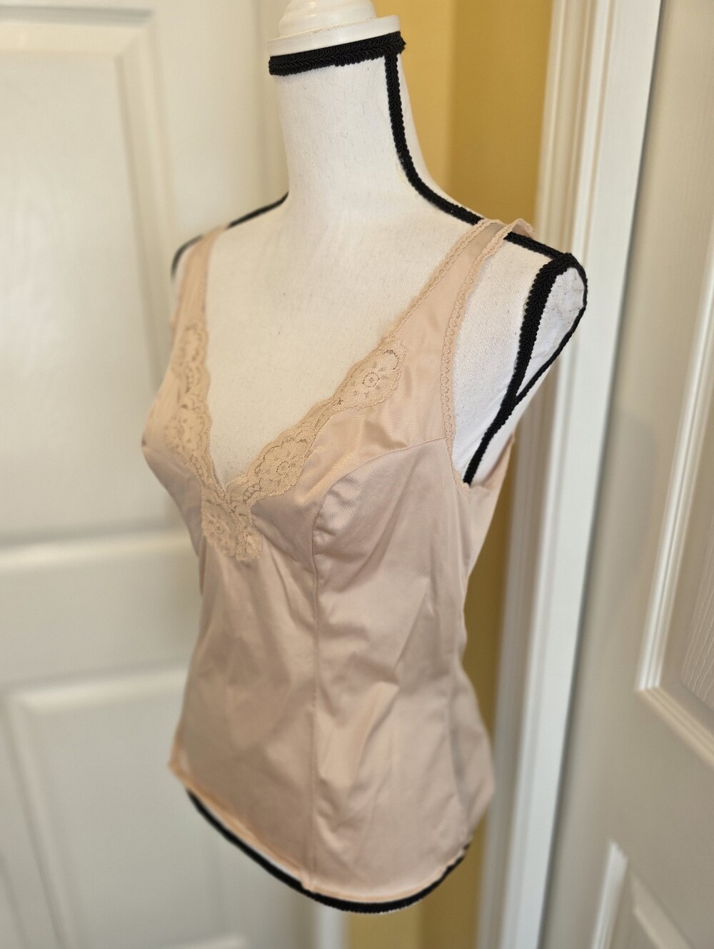VASSARETTE CREAM CAMI TOP, SIZE 36